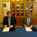 Együttműködési megállapodást írt alá MIszler Tamás könyvtárvezető (Csorba Győző Városi Könyvtár) és Kiszl Péter intézetigazgató (ELTE BTK KITI)